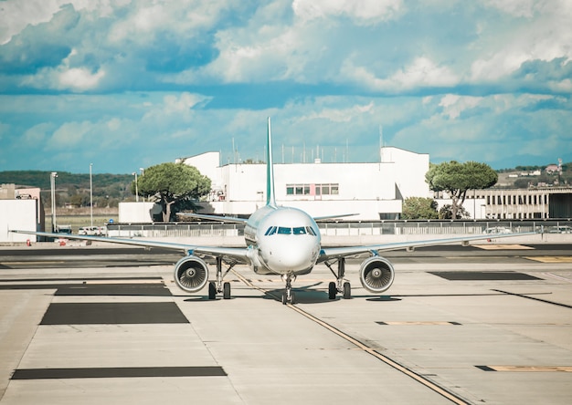 O avião no aeroporto