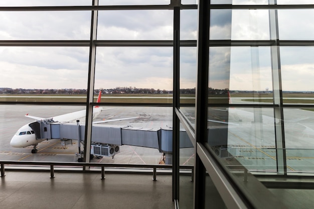 O avião pousou no terminal do aeroporto internacional para voos internacionais