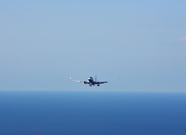 O avião voa sobre o mar