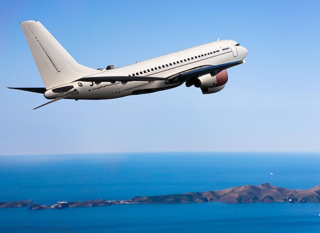 O avião voa sobre o mar