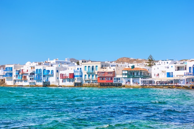 O bairro de Little Venice com casas à beira-mar na Ilha de Mykonos, na Grécia