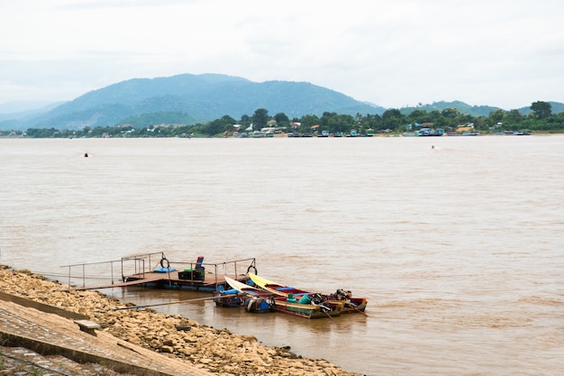 O barco de cauda longa está esperando os passageiros, rio TAILÂNDIA MAE KHONG