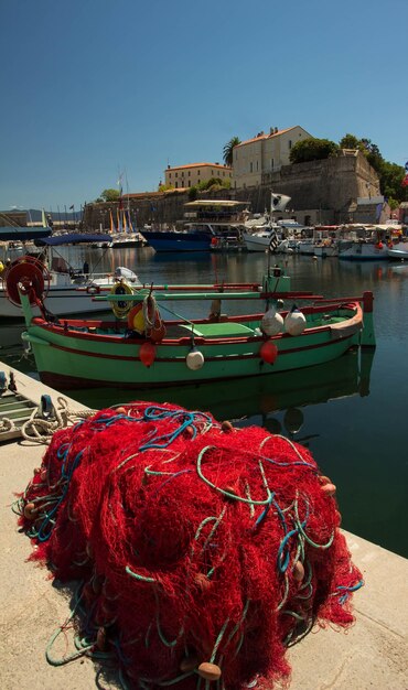 O barco de pesca colorido no porto de Ajaccio Córsega