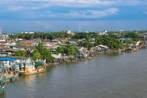 O barco de pesca em um beliche em Pattani, Tailândia.
