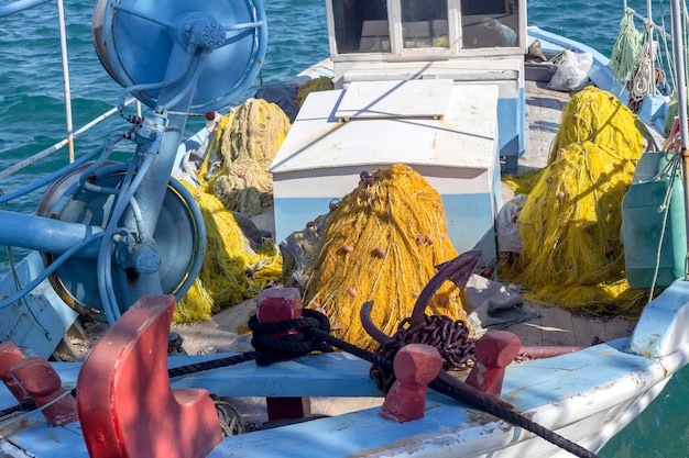 O barco de pesca está ancorado perto da costa, grécia