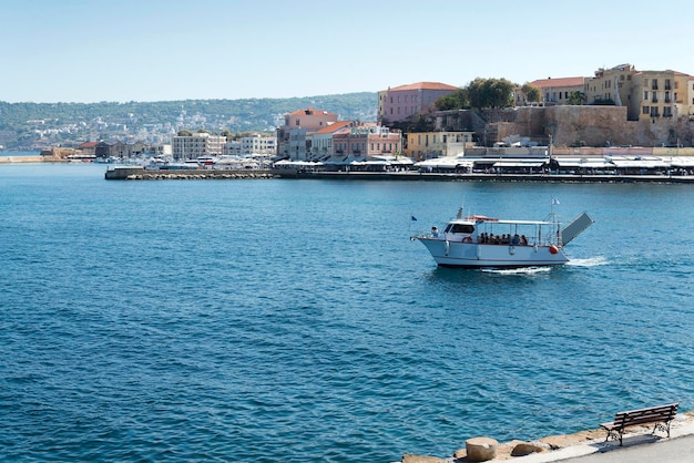 O barco entra no porto da cidade A ilha de Creta