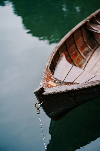 O barco está atracado em um lago no parque biogradska gora montenegro