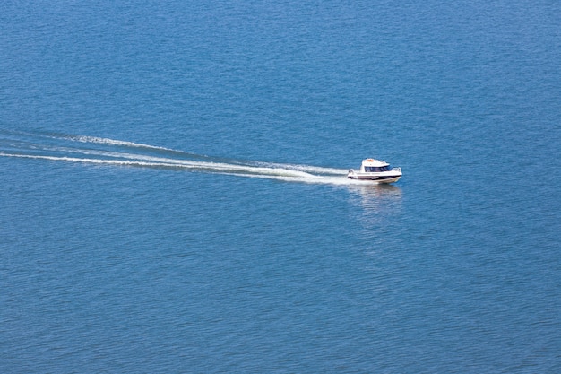 O barco flutua em alta velocidade.