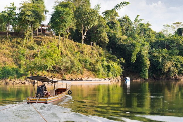 O barco flutua no rio