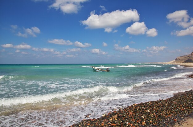 O barco na costa do Oceano Índico, ilha de Socotra, Iêmen