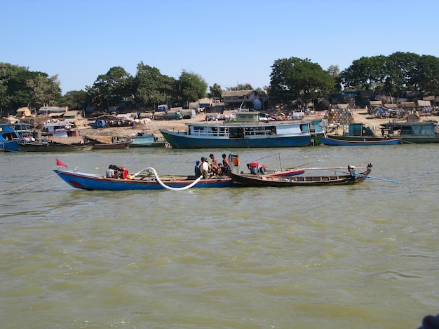 O barco no rio Irrawaddy Myanmar