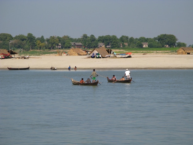 O barco no rio Irrawaddy Myanmar