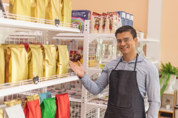 O barista está tirando um saco de café da prateleira