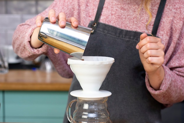 O barista faz o expresso usando um funil. o processo de fazer café no provador