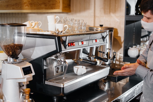 O barista prepara café em um café moderno.