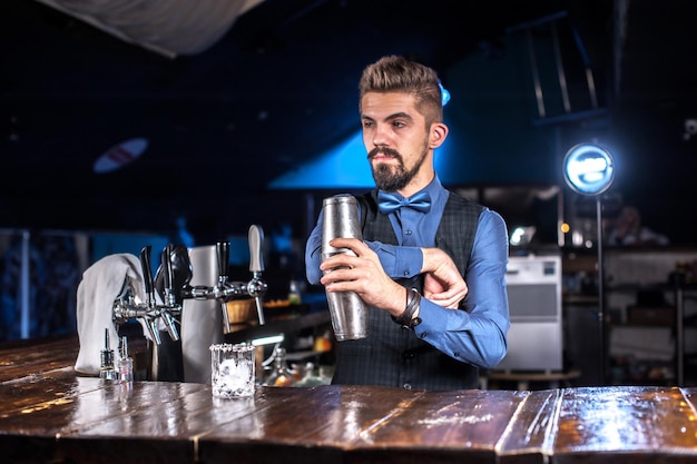 O barman encantador surpreende com os visitantes do bar de habilidades