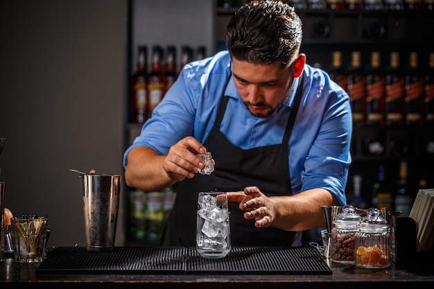 O barman está trabalhando