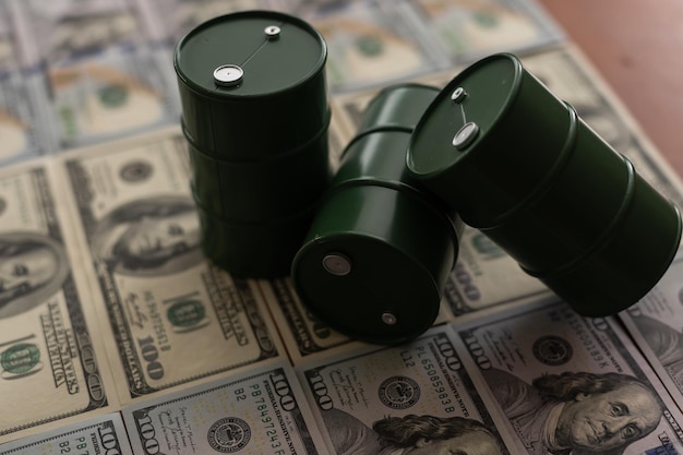 O barril de petróleo de notas de cem dólares americanos