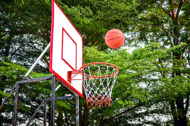 O basquete está prestes a flutuar no basquete.