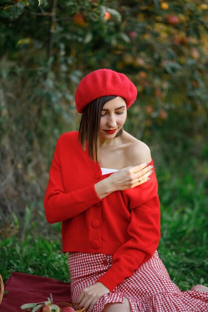 O batom vermelho nos lábios está sempre na moda e é muito sexy.