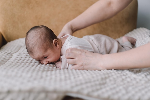 O bebé aprende a segurar a cabeça e a rolar-se no meu estômago amor, bebé