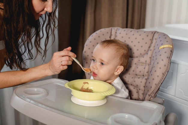 O bebê come na mesa das crianças por até um ano