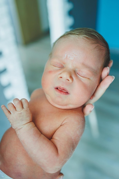 O bebé está a dormir Um recém-nascido está a dormir Um bebé com pele seca