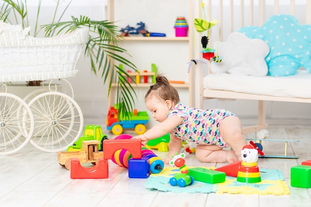 O bebê está brincando em casa no berçário