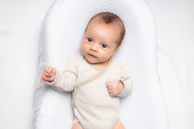 O bebê está deitado em um casulo de espaço de cópia O bebê tem 03 meses