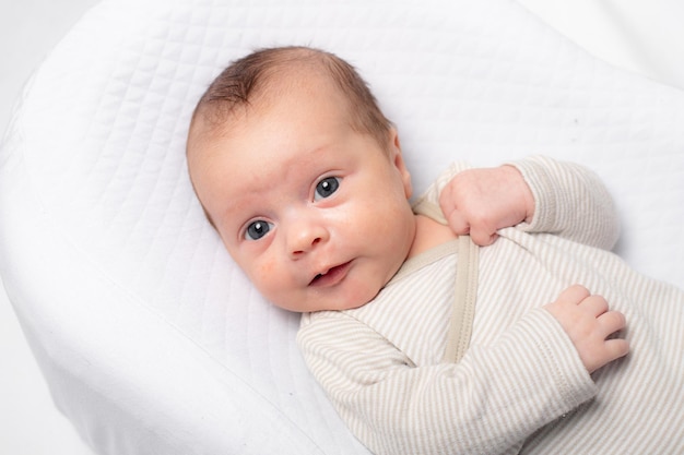 O bebê está deitado em um casulo de espaço de cópia O bebê tem 03 meses