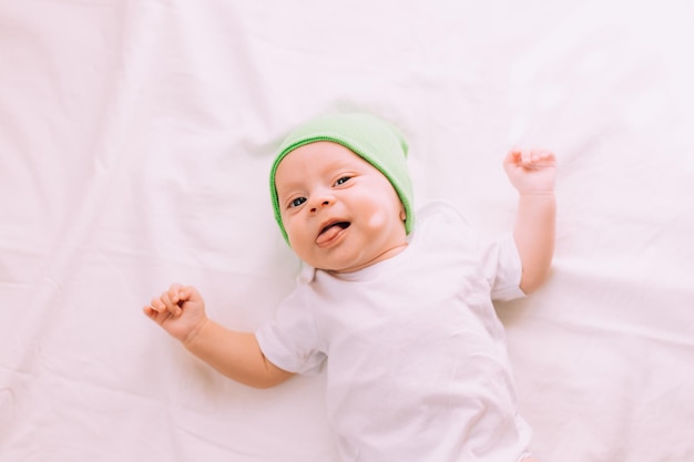 O bebê está deitado no berço e olhando para a câmera Uma criança feliz Artigo infantil