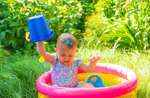 O bebê nada na piscina. foco seletivo.