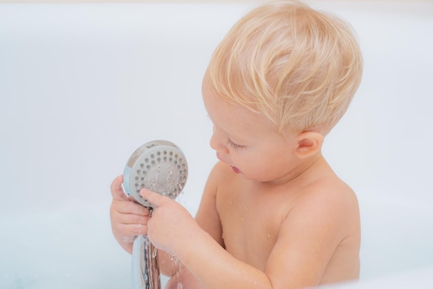 O bebê se diverte no banho com sabonete brinquedos de banho para bebês