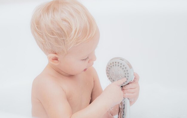 O bebê se diverte no banho com sabonete brinquedos de banho para bebês