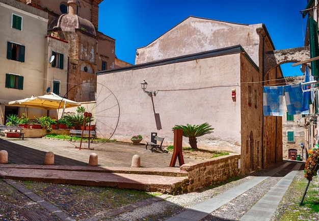 O belo beco da cidade velha de Alghero