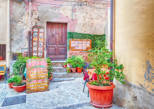 O belo beco da cidade velha de castelsardo