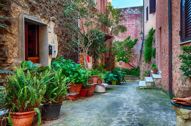 O belo beco da cidade velha de castelsardo