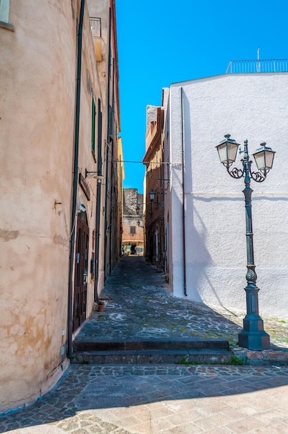 O belo beco da cidade velha de castelsardo