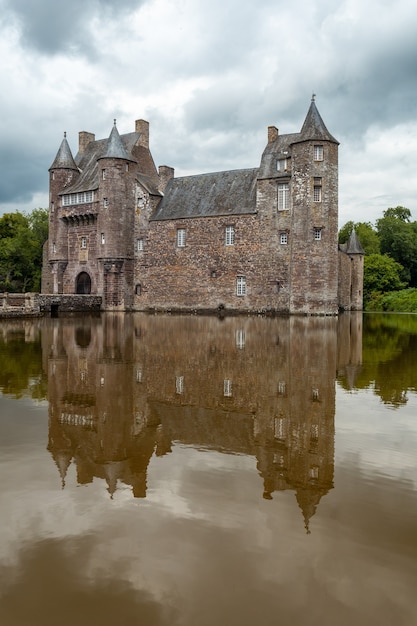 O belo lago do Chateau Trecesson, castelo medieval, comuna de CampÃƒÂƒÃ‚Â © nÃƒÂƒÃ‚Â © ac no departamento de Morbihan, perto da floresta de Broceliande.
