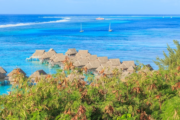 O belo mar e resort em Moorae Island no Tahiti