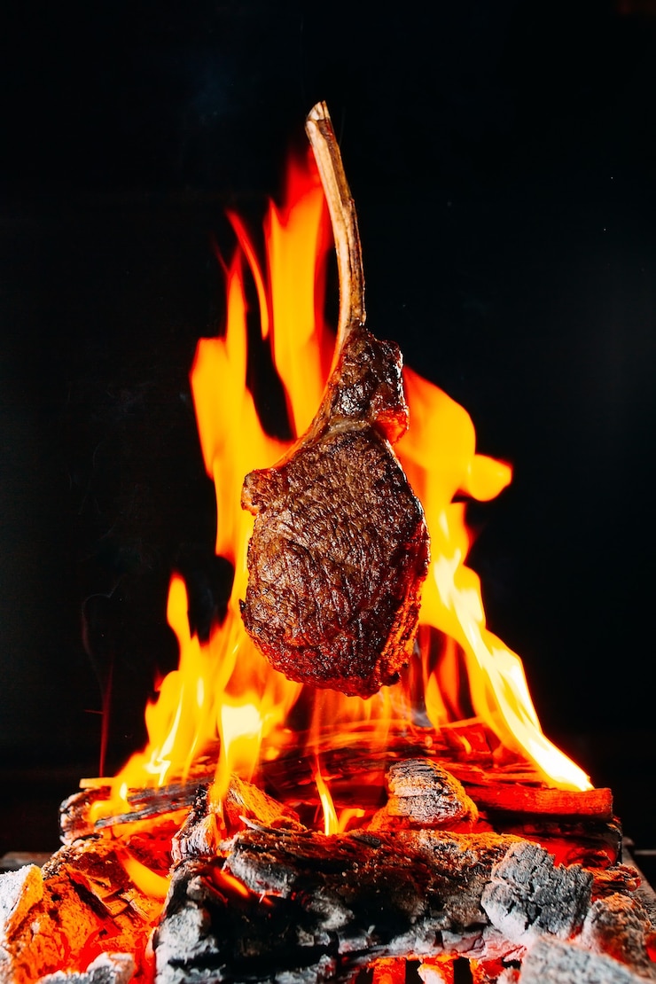 Foto o bife é frito no fogo.