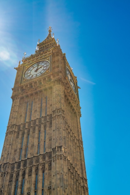 O big ben é uma atração turística famosa em londres, reino unido