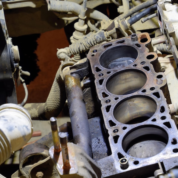 O bloco de cilindros do motor de quatro cilindros Vehículo a motor desmontado para reparação Partes no óleo do motor Reparação de motores de automóveis em serviço