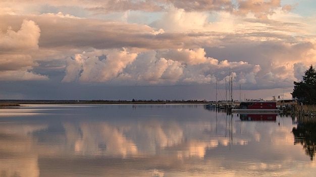 O Bodden perto de Zingst no Mar Báltico nas horas da noite são refletidos na água calma