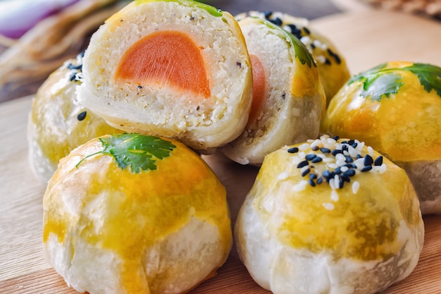 O bolo chinês da pastelaria ou da lua encheu-se com a pasta do feijão de mung e a gema salgada.