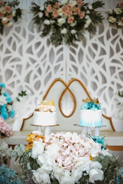 O bolo de casamento. Decorado com flores isoladas com fundo de decoração de casamento.