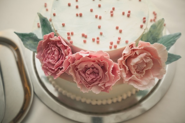 O Bolo De Casamento é Decorado Com Flores Cor De Rosa.