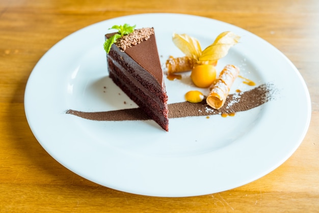 O Bolo De Chocolate Perfeito. Fatia de deliciosa decoração de bolo de chocolate com frutas