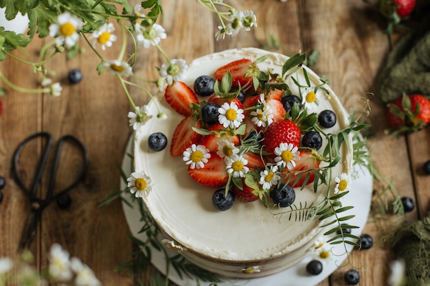 O bolo é decorado com frutas e flores