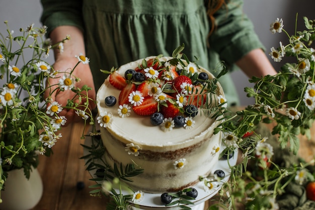 O bolo é decorado com frutas e flores